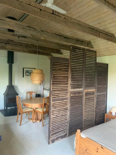 a dining room with a table and a fireplace at Casita amarilla in Helsinge