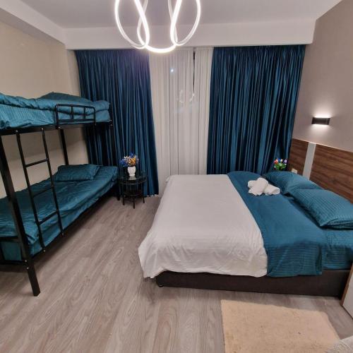 Una cama o camas en una habitación de Crystal Wood Apartment 213