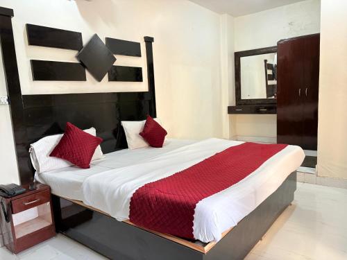 Ένα ή περισσότερα κρεβάτια σε δωμάτιο στο Hotel Royal Galaxy