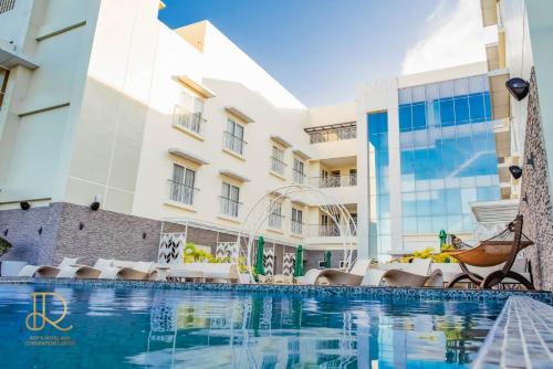 La alberca dentro o cerca de Roy's Hotel and Convention Center