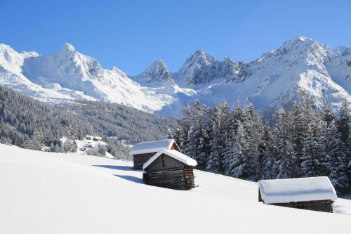 a snow covered mountain range with snow covered mountains at Apart Bieles NEU - Bergoase mit privater Outdoor-Sauna & Massagepraxis in Kauns