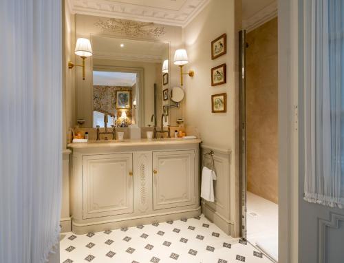 a bathroom with a sink and a mirror at Villa Saint-Ange in Aix-en-Provence