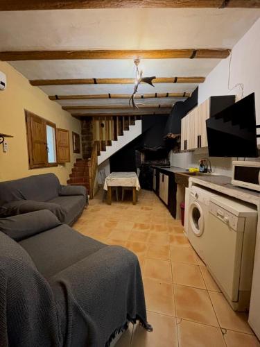 un soggiorno con cucina e scala di Casa Alba a Xert