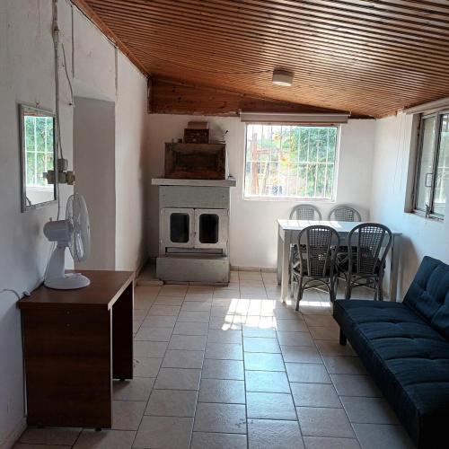 Posezení v ubytování Plane Tree Cottage for Nature Lovers- Free RV & Campervan Parking