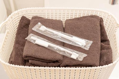 a basket filled with towels and two plastic bottles at 夢の宿 東中野 134t in Tokyo