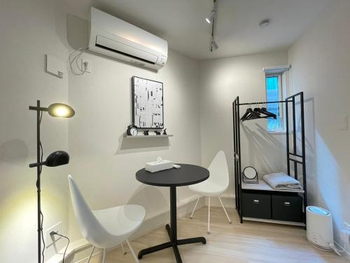 a room with a table and chairs and a mirror at 夢の宿 東中野 134t in Tokyo