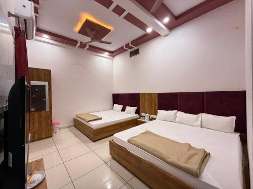 Una cama o camas en una habitación de Hotel Koti Tirth