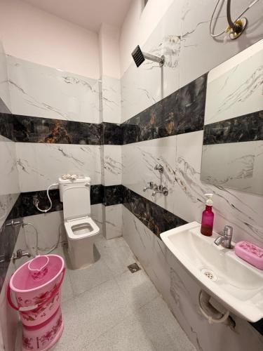 Un baño de Hotel Koti Tirth