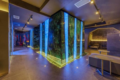 a large aquarium in the middle of a room with a table at Deville & Spa in Costermano sul Garda