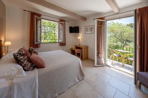 Ένα ή περισσότερα κρεβάτια σε δωμάτιο στο Hotel Les Messugues