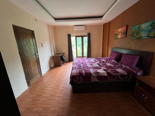 Ένα ή περισσότερα κρεβάτια σε δωμάτιο στο Srimatu Kuta Lombok