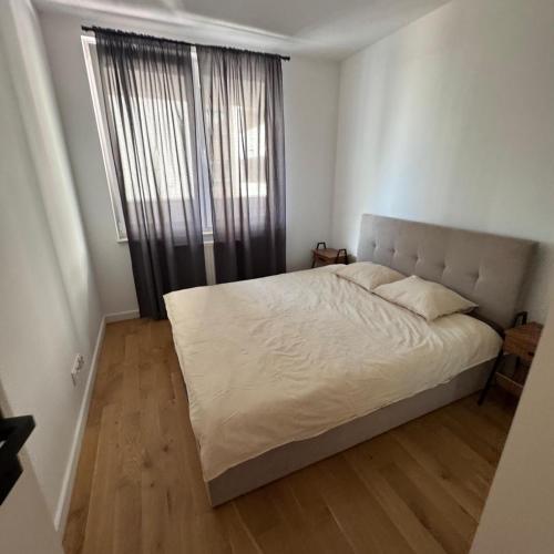 Un dormitorio con una cama grande y una ventana en Lubelska SkyRes City View & Free Parking, en Rzeszów