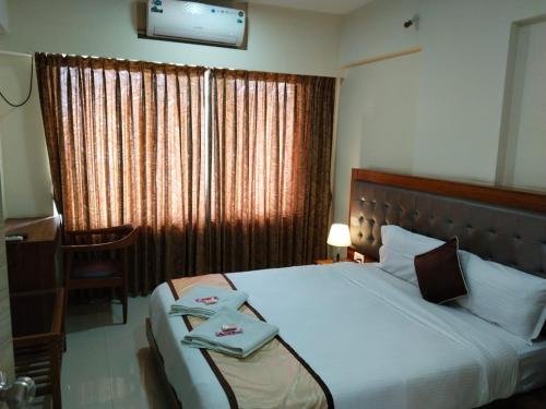 a bedroom with a bed with two folded towels on it at Shiv-Om in Jāmb