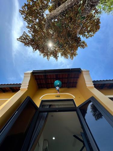 Un edificio con un cartel en la parte superior. en Richico Hoi An Villas, en Thanh Ðông (1)