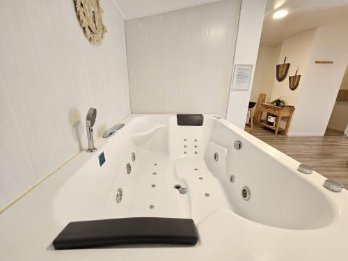 Ένα μπάνιο στο L'Envolée d'âmes'moureux Bohème - Spa privé