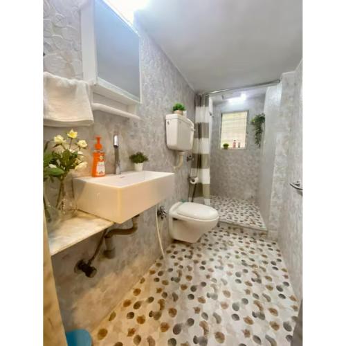 ein Badezimmer mit Waschbecken und Toilette in der Unterkunft African Sojourn 1 bed 2 bath Spacious Prkg Dominos 2 in Jāmb