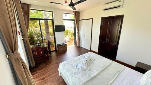 Una televisión o centro de entretenimiento en Richico Hoi An Villas