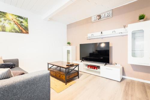 Μια τηλεόραση ή/και κέντρο ψυχαγωγίας στο Haus Lahnblick Bleser Appartements