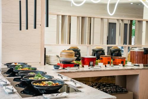 uma linha de buffet com tigelas e pratos de comida em KKS Hotel em Hualien