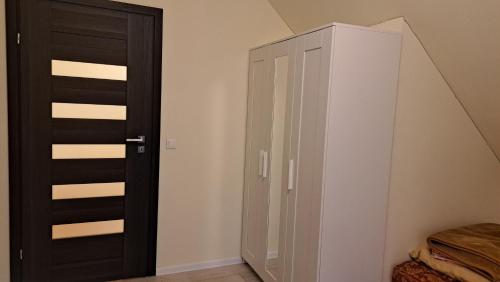 a room with a closet and a door at Dom przy Lawendowej Altanie in Kosow