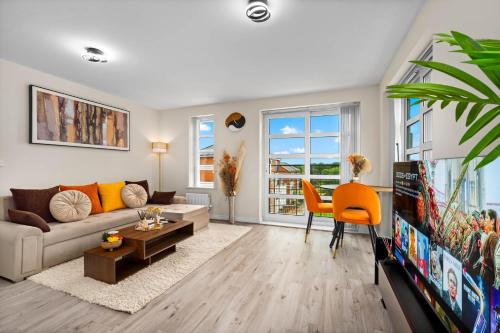 a living room with a couch and a tv at Dote Haven Stylish 2 Bed Apartment - Free Parking and Free High Speed WIFI in Birmingham