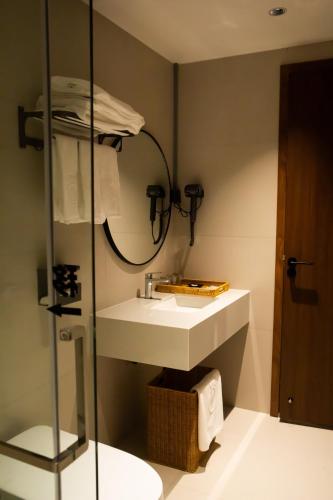 a bathroom with a sink and a mirror at Zhongshan Jiayue Hotel in Zhongshan