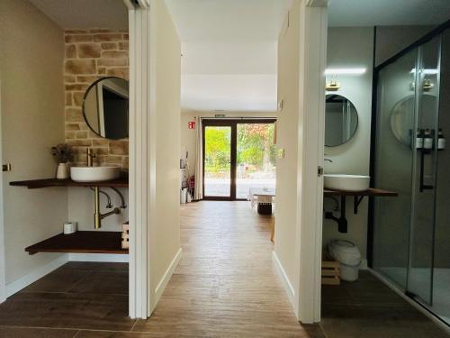 ein Badezimmer mit zwei Waschbecken und zwei Spiegeln in der Unterkunft Casa Rural Raiz y Cumbre in Con