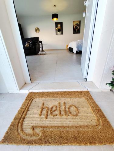 a welcome mat on the floor in a hallway at Verdizela Suites in Corroios