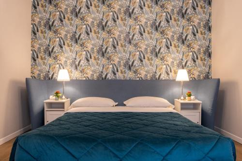 a bedroom with a bed with a green bedspread at B&B Accademia in Verona