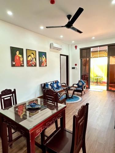 a living room with a table and a couch at Hoa Cau HoiAn in Cam Thanh
