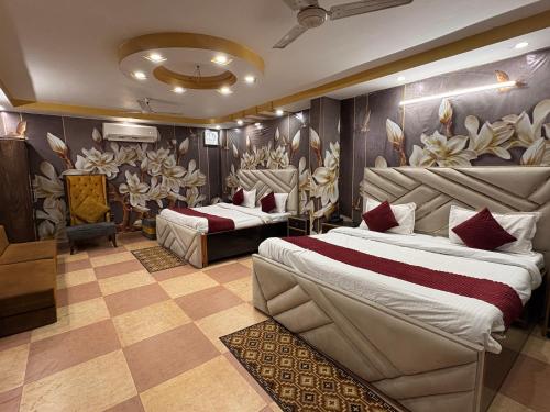 Ένα ή περισσότερα κρεβάτια σε δωμάτιο στο Hotel Royal Galaxy