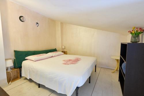 1 dormitorio con cama blanca y cabecero verde en Tacos House, en Empoli