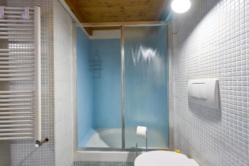 Un baño con ducha, inodoro y bañera. en Tacos House, en Empoli