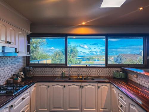 Η κουζίνα ή μικρή κουζίνα στο Beachview Bungalow Warrnambool