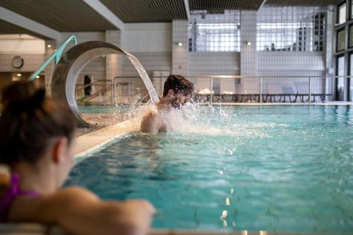 two children playing in a swimming pool with a fountain at La Panoramica a Molino del Pallone in Molino del Pallone