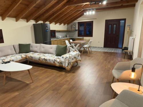 Η κουζίνα ή μικρή κουζίνα στο luxury lake view house kastoria