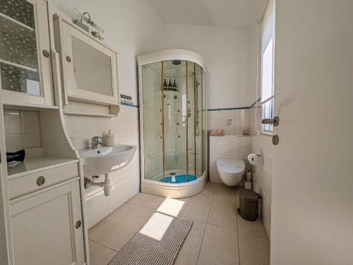 Et badeværelse på Fig Tree Bay Villa Elena