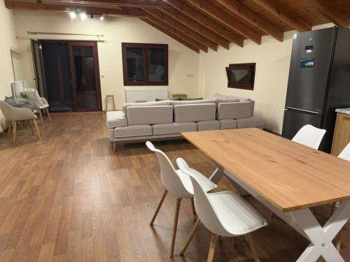 Χώρος καθιστικού στο luxury lake view house kastoria