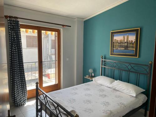 Central Charming Apartment in Paralia Ofriniou, 50m from the Beach, Free Parking, Wi-Fi, Pet-Friendly, AC