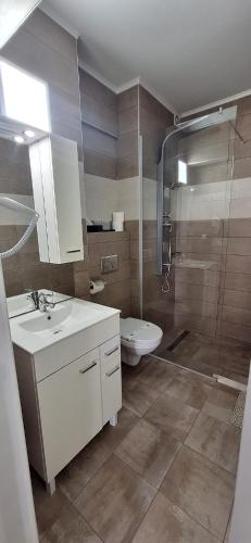 a bathroom with a shower and a sink and a toilet at MIRA RESIDENCE Apart & Penthouse in Mamaia Sat/Năvodari