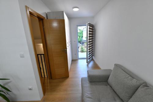 Ein Sitzbereich in der Unterkunft Apartman CENTAR