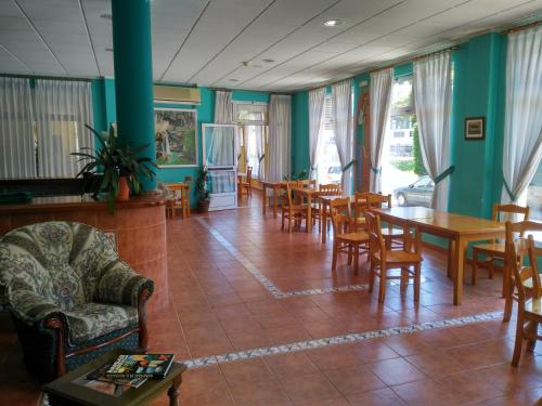 a dining room with tables and chairs and blue walls at Hotel Águila Real in Cangas de Onís