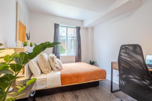 En eller flere senge i et værelse på Cozy and Spacious Condo Downtown