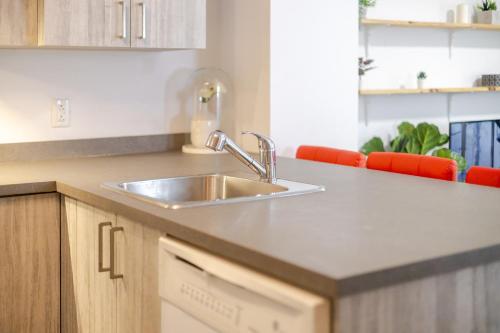 Køkken eller tekøkken på Cozy and Spacious Condo Downtown