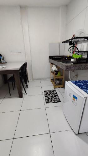 Η κουζίνα ή μικρή κουζίνα στο Kitnet Aconchegante próx. ao centro da Cidade(102)