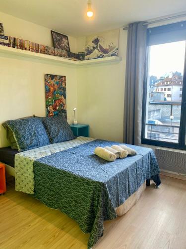 une chambre avec un lit avec deux oreillers dessus dans l'établissement Alery Loft, à Annecy