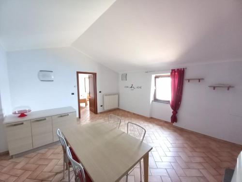 a kitchen and dining room with a table and chairs at VANDA VISTA LAGO Alloggio Turistico in Capodimonte
