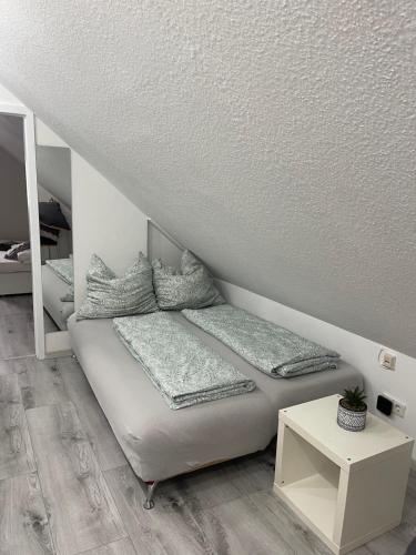 a bedroom with a bed and a table at Casa da Peppe Schöne Auszeit im Schwarzwald in Calw