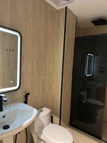 een badkamer met een wit toilet en een wastafel bij ليالي طيبة in Al Madinah
