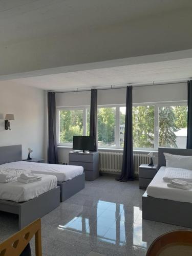 Un dormitorio con dos camas y un televisor de pantalla plana. en Mehrbett-Apartment 5 Citynah, einfache Ausstattung, en Hamburgo